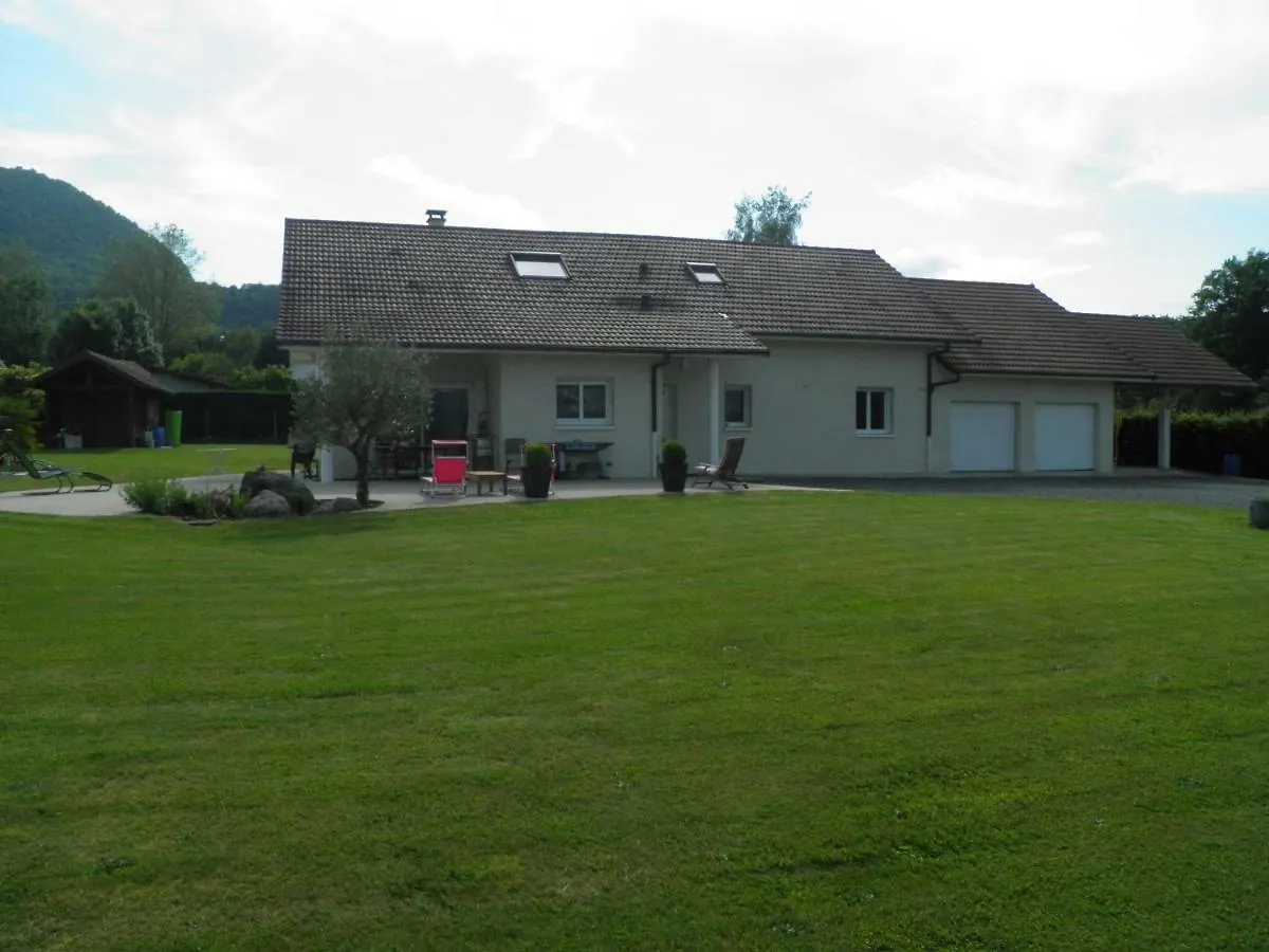 Chez Fabienne Apartment Peyrieu Homestay